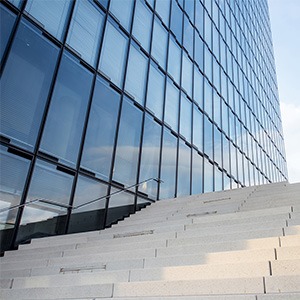 Pfosten Riegel Fassade im Detail für öffentliche Gebäude